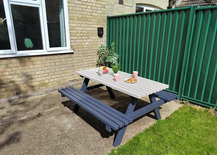 Epicsa - Corporate & Family Stay In 3 Bedroom House With Garden, Free Parking