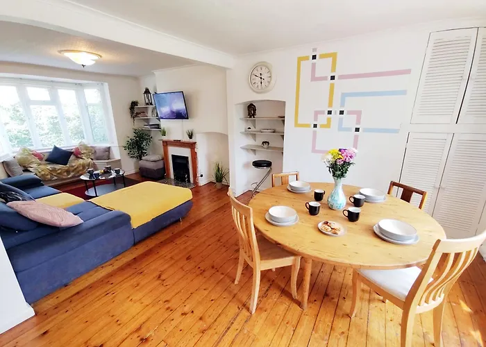 Epicsa - Corporate & Family Stay In 3 Bedroom House With Garden, Free Parking