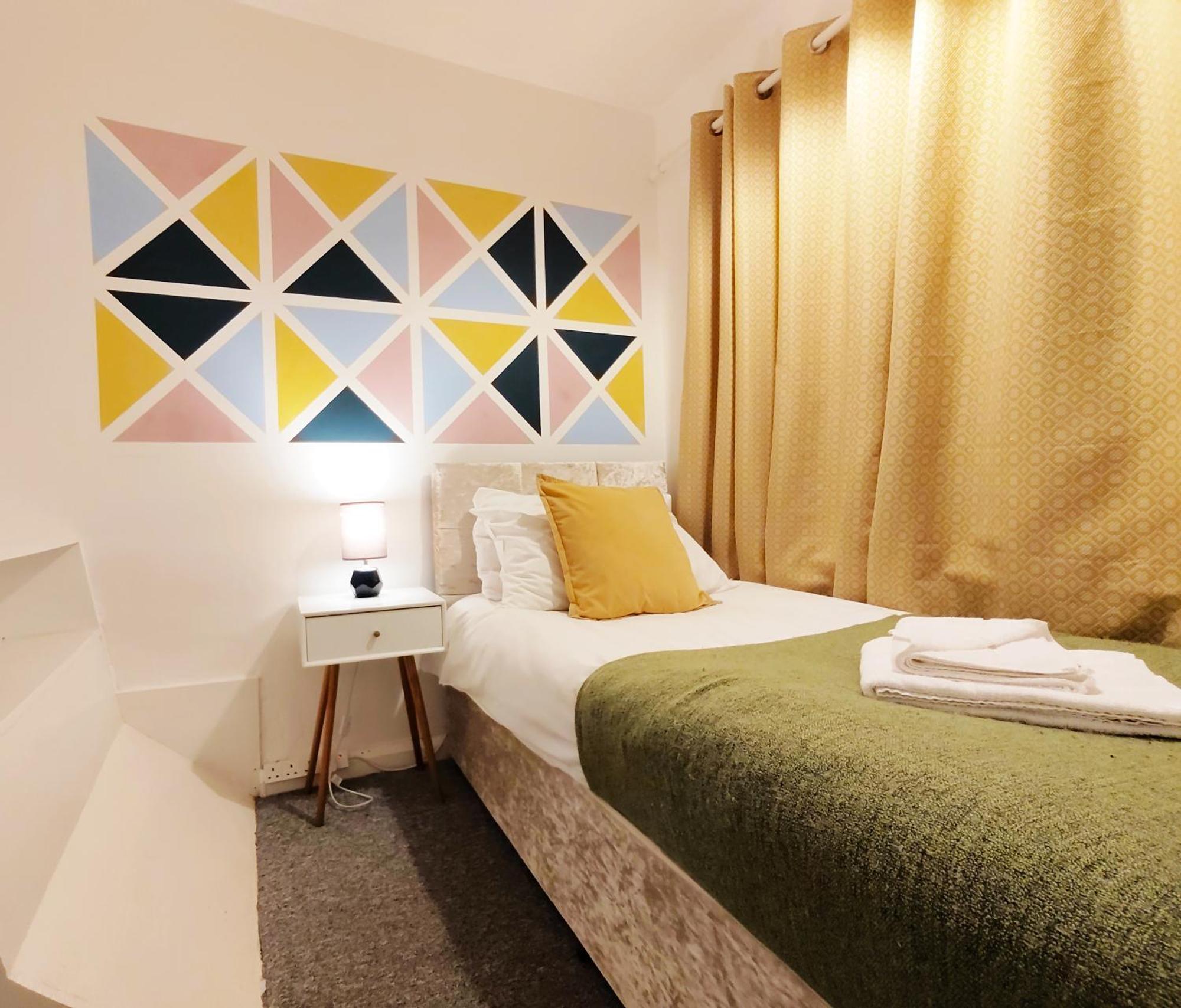 Epicsa - Corporate & Family In 3 Bedroom House With Garden, Free Parking Holiday home *