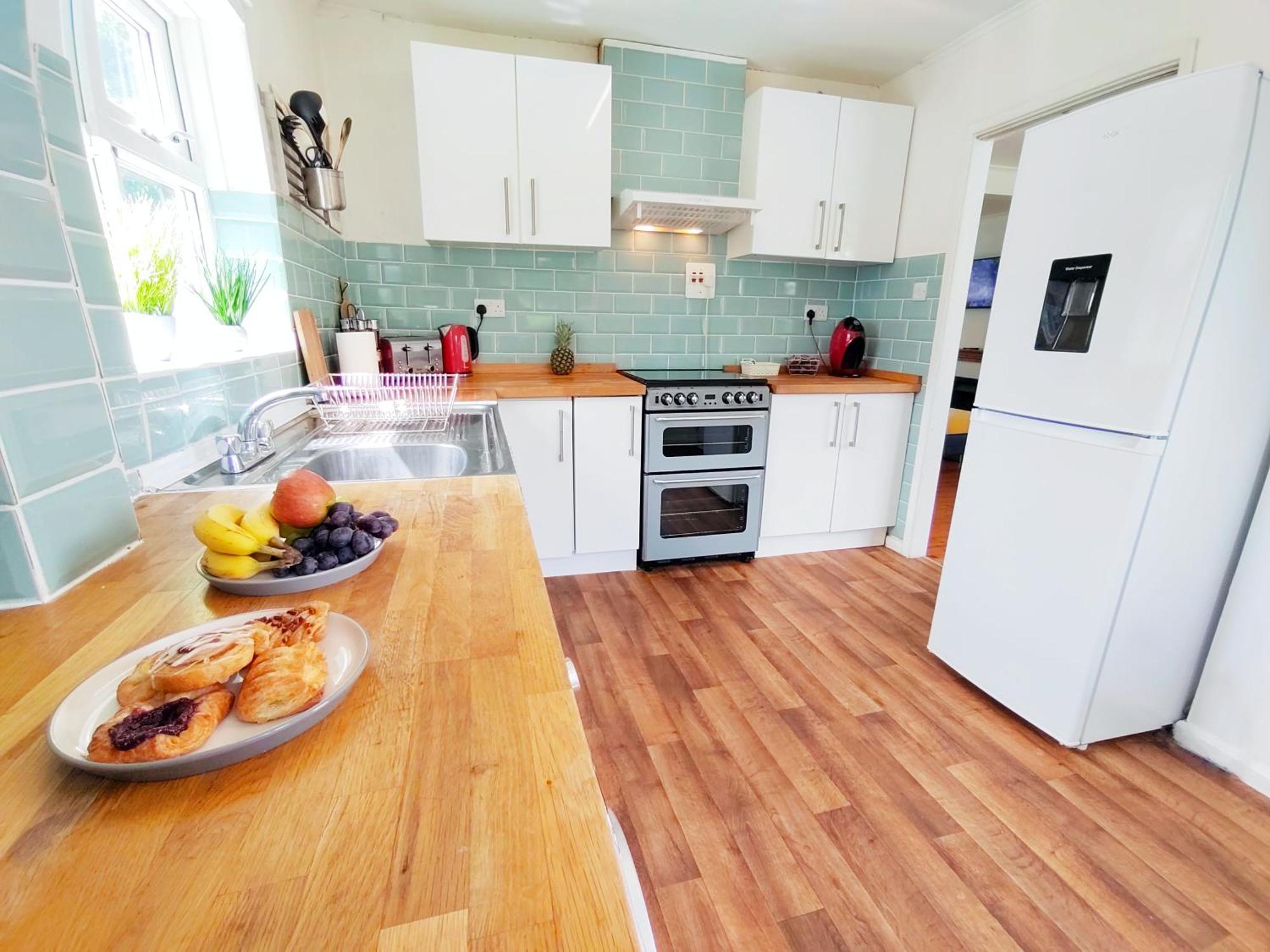 Epicsa - Corporate & Family In 3 Bedroom House With Garden, Free Parking *